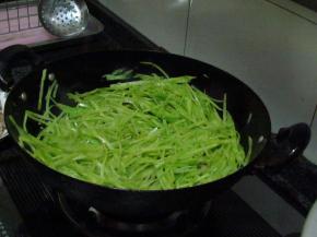 青笋丝倒入锅中翻炒