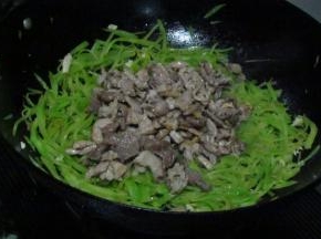 青笋丝炒至断生放盐入味，加入瘦肉丝翻炒