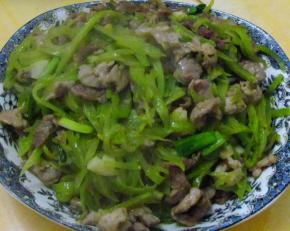 撒上葱段，出锅装盘