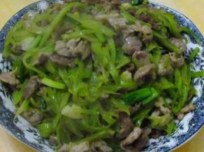 撒上葱段，出锅装盘