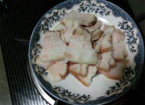 五花肉过沸水焯一下，去除血水和腥味，切片备用