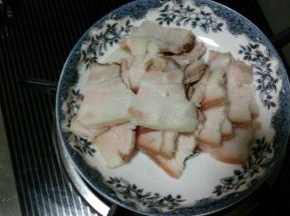 五花肉过沸水焯一下，去除血水和腥味，切片备用