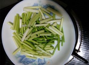 蒜薹洗干净，切成小段备用
