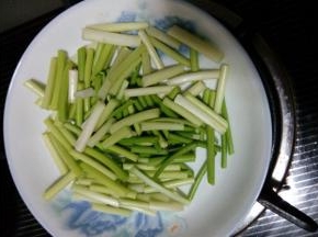 蒜薹洗干净，切成小段备用