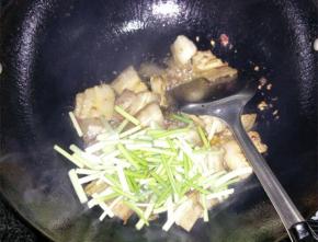 锅中热油，放姜片爆香，加豆瓣酱翻炒入味，五花肉入锅煸干，加蒜薹翻炒