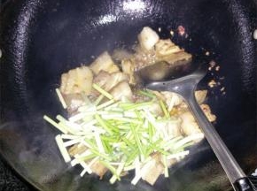 锅中热油，放姜片爆香，加豆瓣酱翻炒入味，五花肉入锅煸干，加蒜薹翻炒