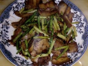 蒜薹炒成断生即可出锅装盘