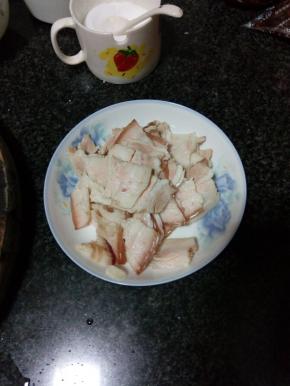 五花肉去血水，煮熟切成片
