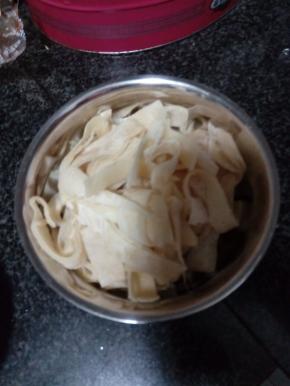 面皮切成条备用