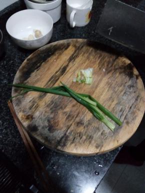 小葱切成段备用
