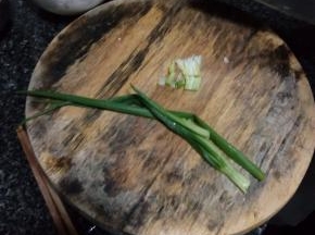 小葱切成段备用