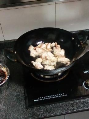 锅中放油，把五花肉倒进锅中煸炒出油