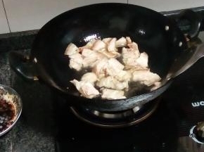 锅中放油，把五花肉倒进锅中煸炒出油