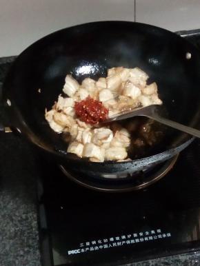 放上姜片去腥，加入适量豆瓣酱增味添香