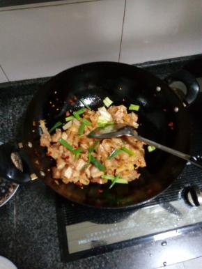 面皮炒熟，加少量盐，撒上葱段，翻炒一会就可以出锅了