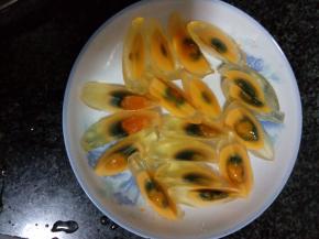 皮蛋剥皮去壳，切成小块