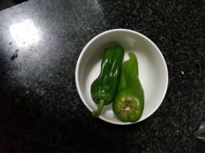 青椒洗净去缔切成碎末