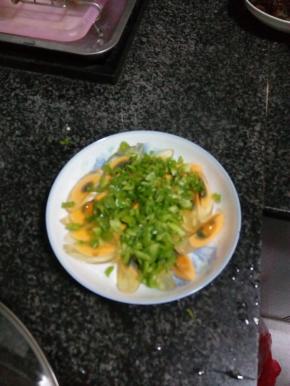 切好的青椒末铺放在皮蛋上