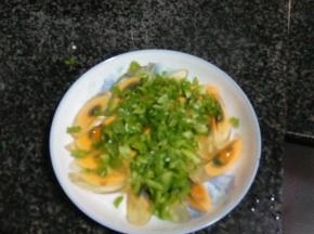 切好的青椒末铺放在皮蛋上