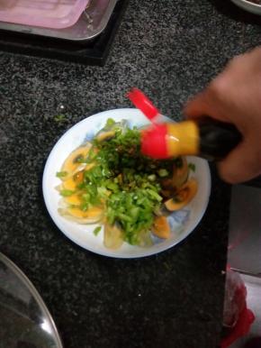 加入适量的酱油和红油辣椒