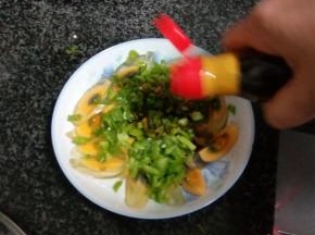 加入适量的酱油和红油辣椒