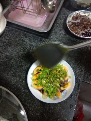 锅中烧油，把烧好的热油淋在青椒上面即可