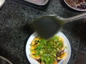 锅中烧油，把烧好的热油淋在青椒上面即可