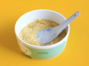 将香蕉去皮后，用勺子研碎。