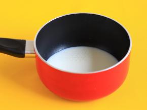 将牛奶倒入锅中，加入玉米面和白糖，边煮边搅均匀。