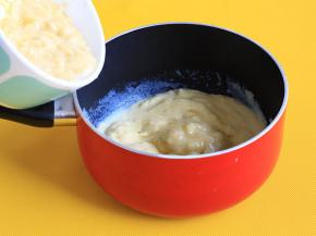 煮好后倒入研碎的香蕉。