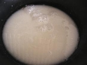 椰浆150ml，牛奶50ml，白砂糖15g一起倒入锅内小火加热，期间要不断地搅拌，防止糊锅