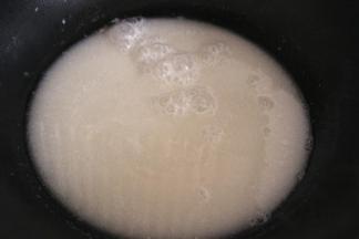 提前用冷水泡软的吉利丁片2个，放入锅内小火加热至充分融化就可以关火降温了