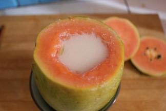 木瓜放入合适的碗中，让其保持垂直的状态。将制作好的椰浆晾凉之后倒入木瓜中，盖上保鲜膜。