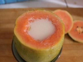 木瓜放入合适的碗中，让其保持垂直的状态。将制作好的椰浆晾凉之后倒入木瓜中，盖上保鲜膜。