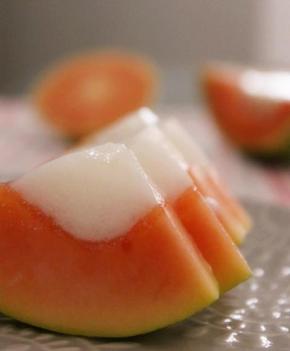 放入冰箱冷藏3个小时以上就好了，椰浆内部完全凝固就可以切成小块