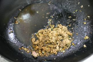倒入生抽、盐和白糖翻炒均匀，再倒入1少清水翻炒，炒出香味盛出