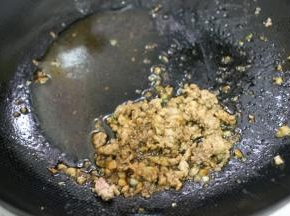 倒入生抽、盐和白糖翻炒均匀，再倒入1少清水翻炒，炒出香味盛出