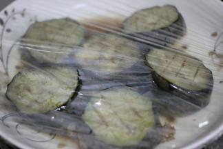 煎好的茄子摆在肉末上，汤汁倒入盘子中，盖上保鲜膜，放入蒸锅。大火蒸10分钟