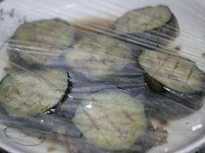 煎好的茄子摆在肉末上，汤汁倒入盘子中，盖上保鲜膜，放入蒸锅。大火蒸10分钟