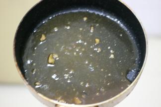 汤汁重新倒入炒锅内，加热至烧开，加入适量的水淀粉勾成芡汁