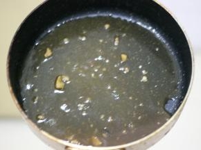汤汁重新倒入炒锅内，加热至烧开，加入适量的水淀粉勾成芡汁
