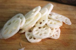 黑木耳泡发洗净，撕成小朵，莲藕，山药去皮洗净，切成片状。胡萝卜切成菱形片状，荷兰豆去掉老筋洗净备用