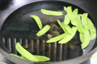 锅内放水烧开，加少许的盐和油。依次放入原料焯熟，顺序为胡萝卜、木耳、荷兰豆、莲藕、山药，焯水的时间胡萝卜10秒，荷兰豆、木耳20秒、莲藕和山药40秒