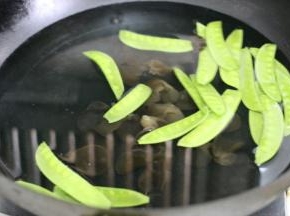 锅内放水烧开，加少许的盐和油。依次放入原料焯熟，顺序为胡萝卜、木耳、荷兰豆、莲藕、山药，焯水的时间胡萝卜10秒，荷兰豆、木耳20秒、莲藕和山药40秒