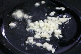 锅内放油，烧至7分热的时候放入蒜爆小火煸香