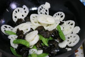 倒入所有的食材除了胡萝卜大火翻炒2分钟