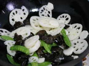 倒入所有的食材除了胡萝卜大火翻炒2分钟