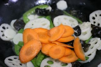 倒入胡萝卜，加适量的盐调味，加入水淀粉勾芡，翻炒均匀即可出锅