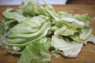 包菜手撕成小块，用水冲洗干净，控干水分