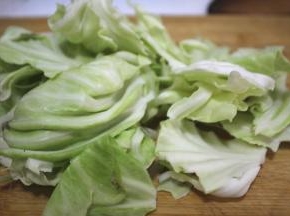 包菜手撕成小块，用水冲洗干净，控干水分